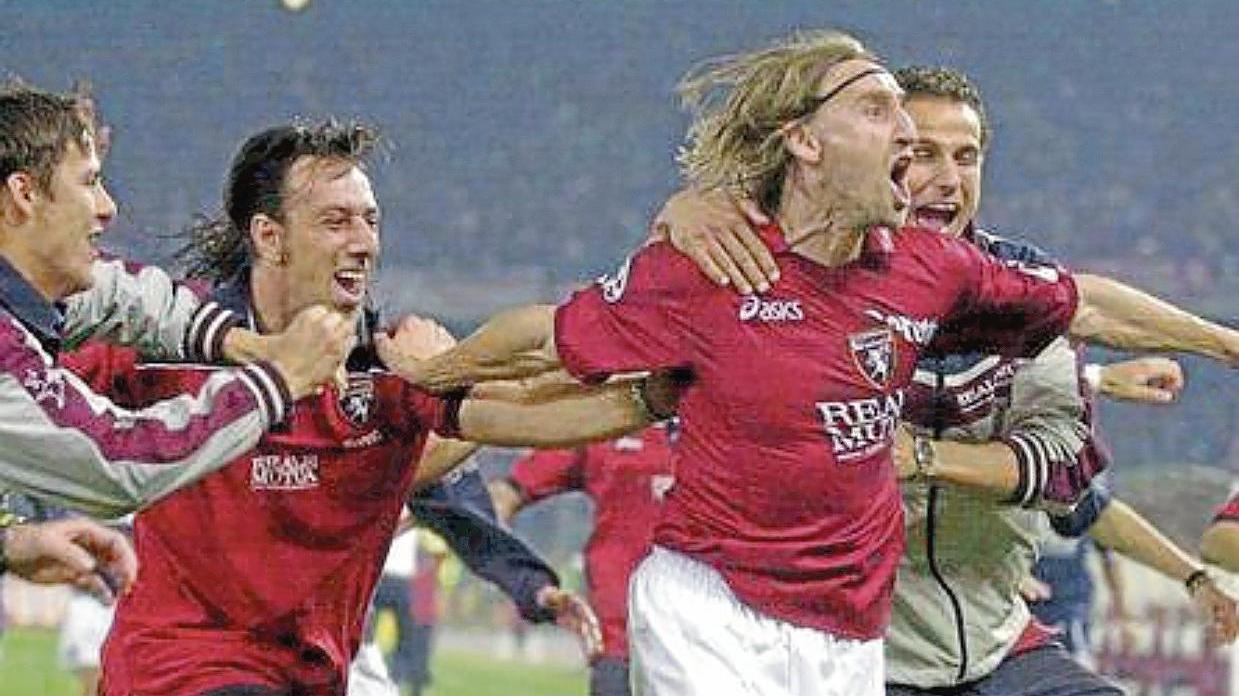 Davide Nicola esulta dopo il gol che fece tornare il Torino in A: era l’11 giugno del 2006