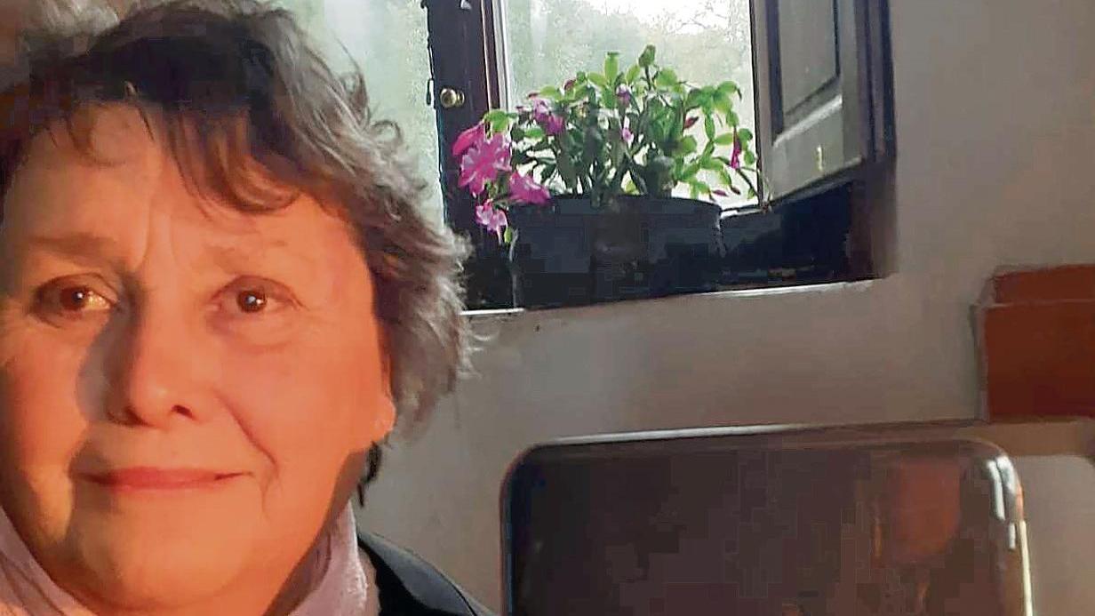 Enrica Martolini, nonna di 71 anni, con il nuovo modem consegnato da Fastweb