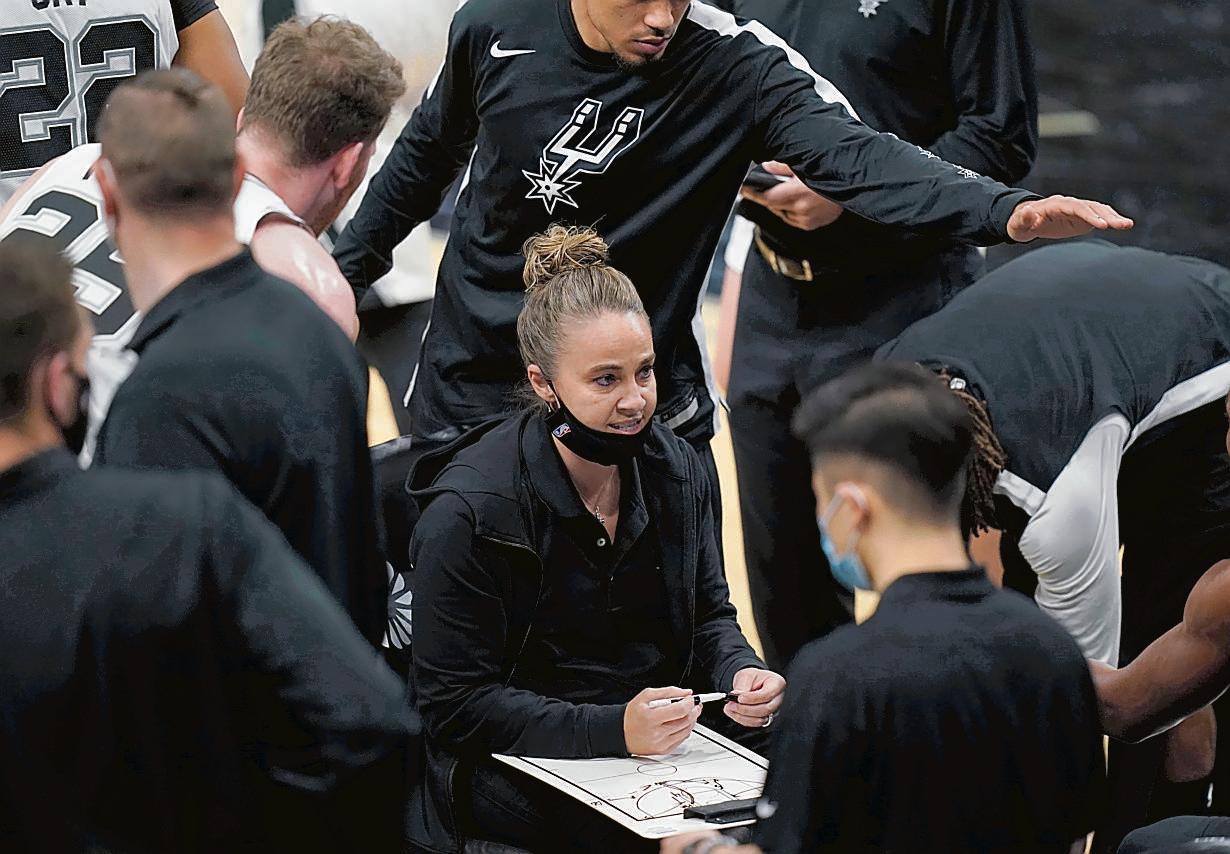 Becky Hammon, 43 anni, per una sera capo allenatore dei San Antonio Spurs nell’Nba
