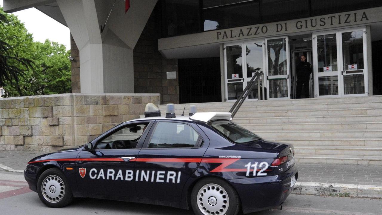 Avvicina l'ex moglie nonostante il divieto: finisce agli arresti domiciliari