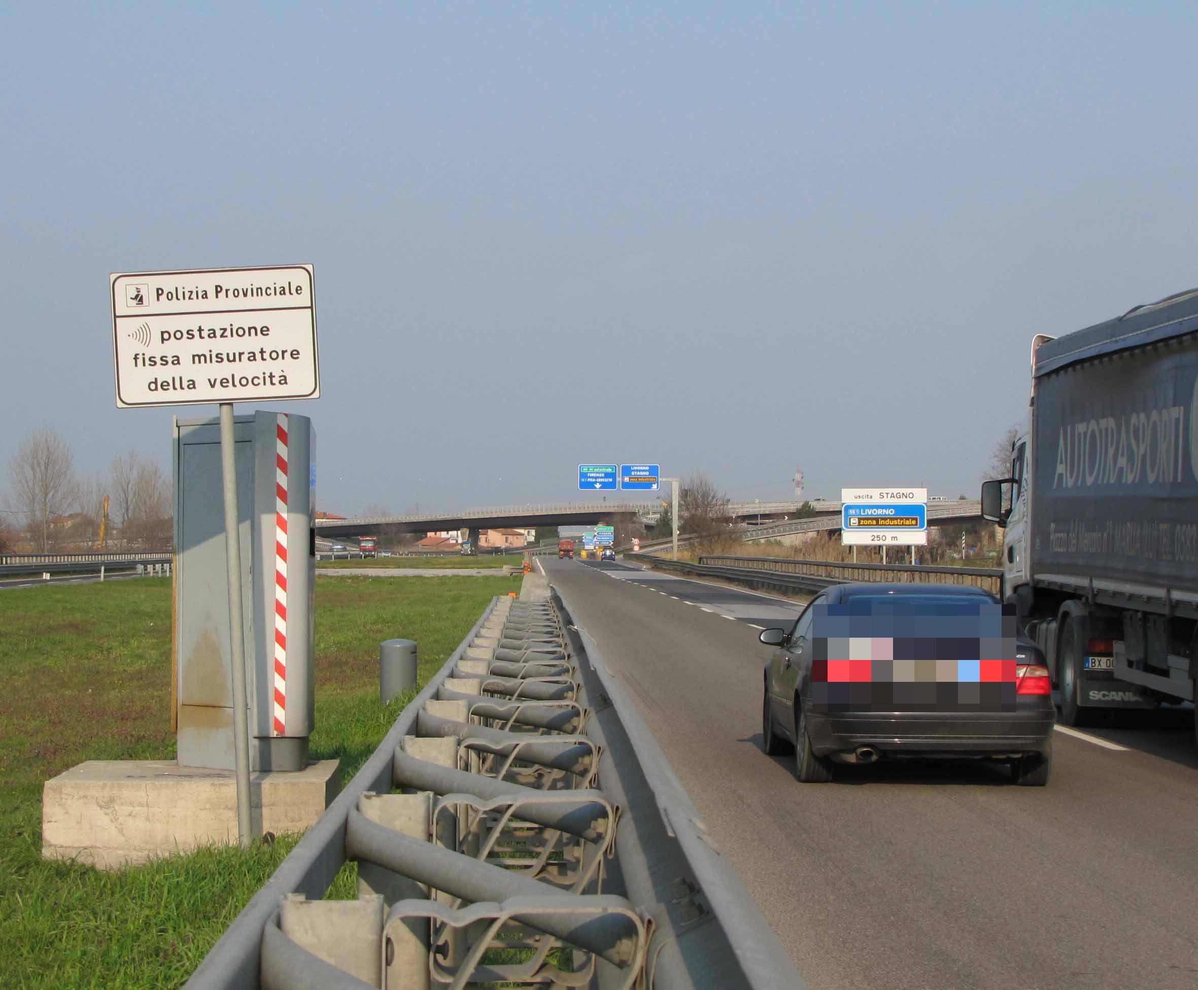 L'autovelox di Stagno (foto Pentafoto)