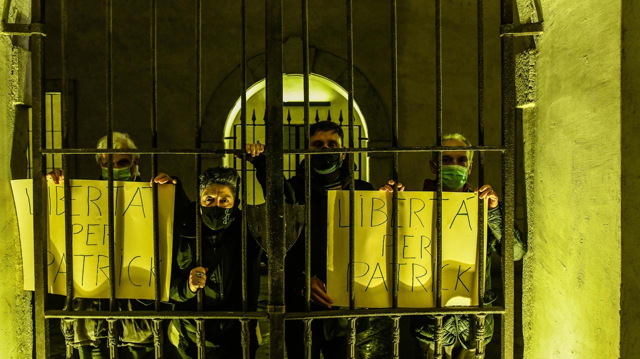 Presidio a porta Elisa per chiedere la liberazione di Patrick Zaki (Foto Fiorenzo Sernacchioli)