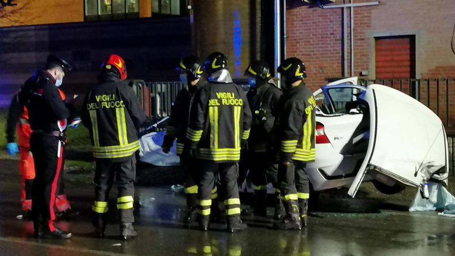 Incastrato nell'auto trascinata per 100 metri dopo lo scontro con il camion - Foto