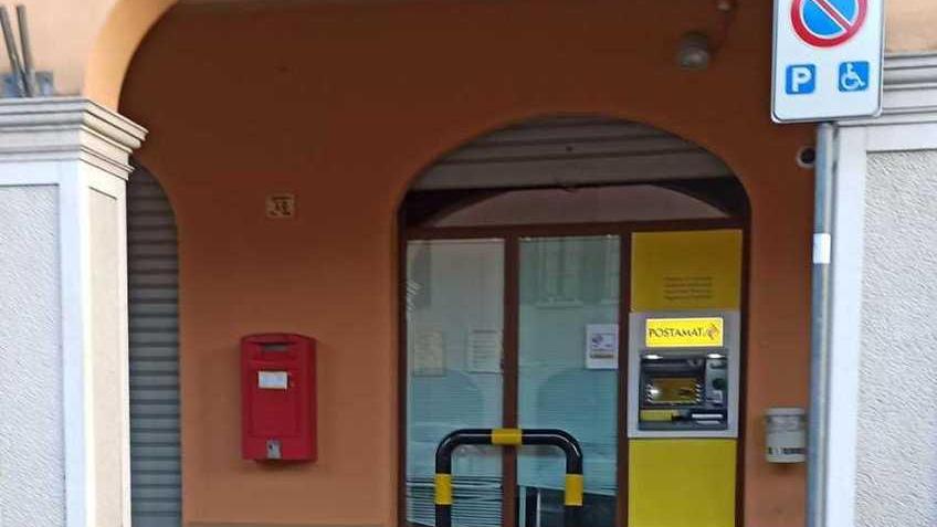 Lunghe code in Posta, il sindaco s’arrabbia e mette le panchine: «Ma non si fa così»