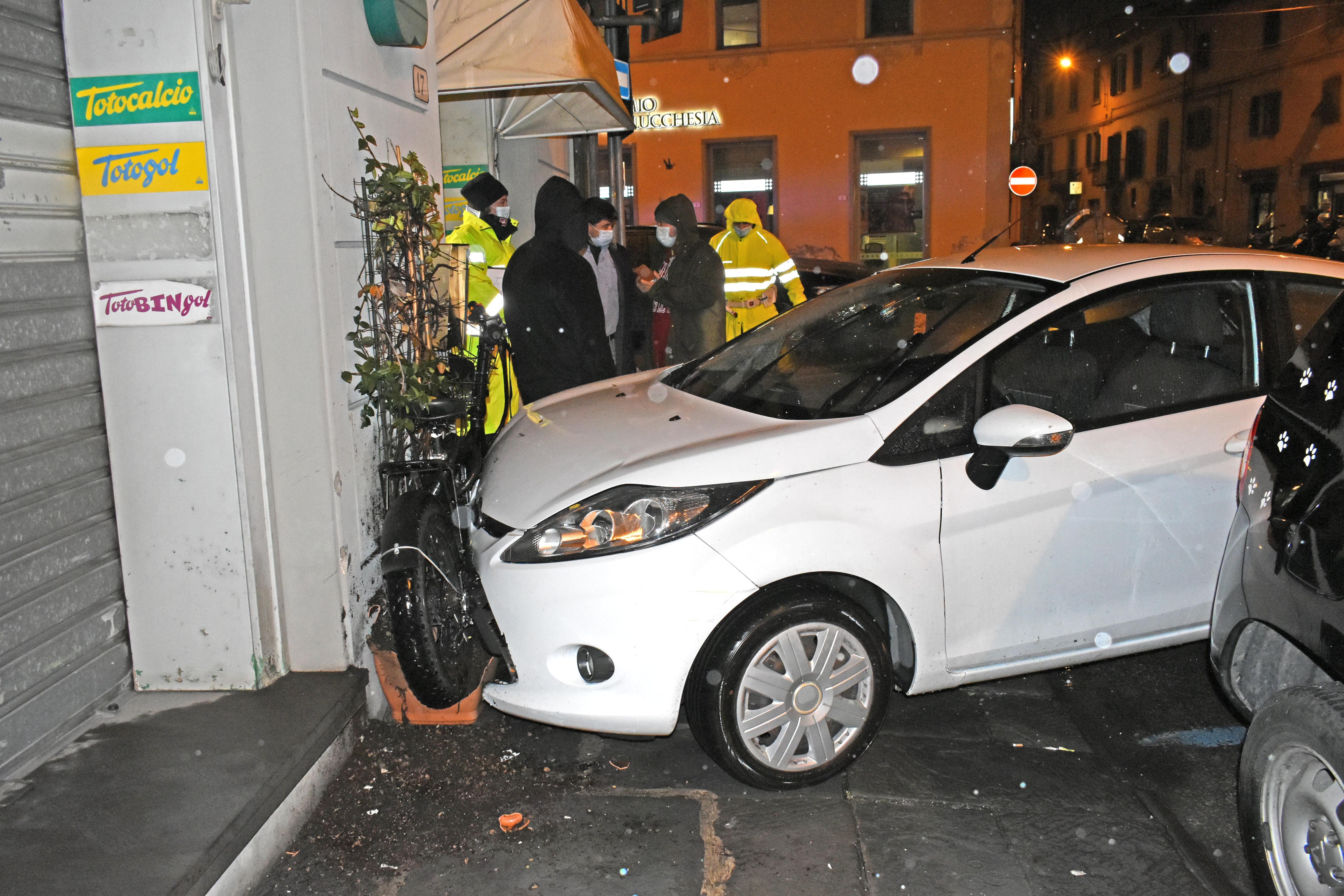 L'auto che si è schiantata in piazza Leonardo da Vinci: morto per malore il conducente (foto Lorenzo Gori)