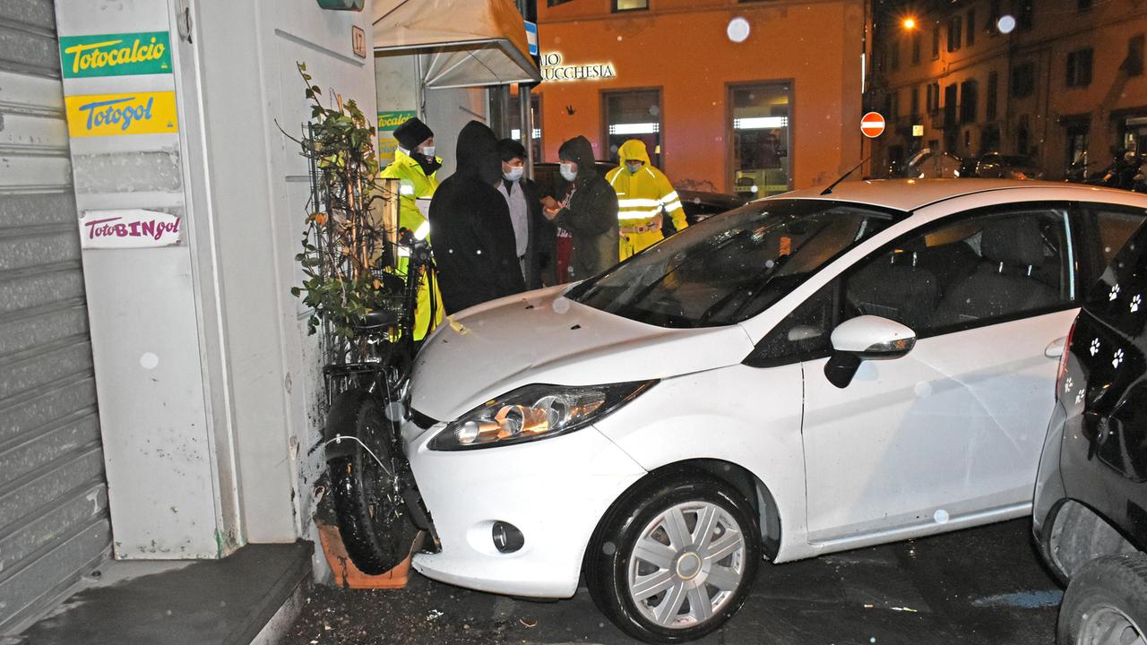 L'auto che si è schiantata in piazza Leonardo da Vinci: morto per malore il conducente (foto Lorenzo Gori)