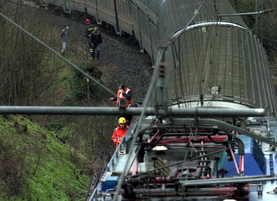 Scivola nella scarpata travolta e uccisa dal treno 