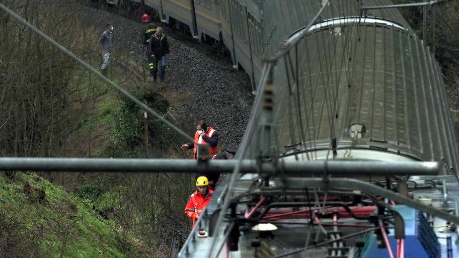 Scivola nella scarpata travolta e uccisa dal treno