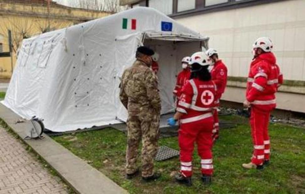 Tenda della Cri alle Redi per i vaccini