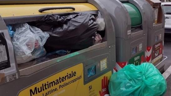 Cassonetti dei rifiuti stracolmi e aperti Proteste in via Sauro