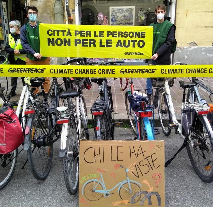 Ambientalisti in piazza: «Più bici e meno automobili»