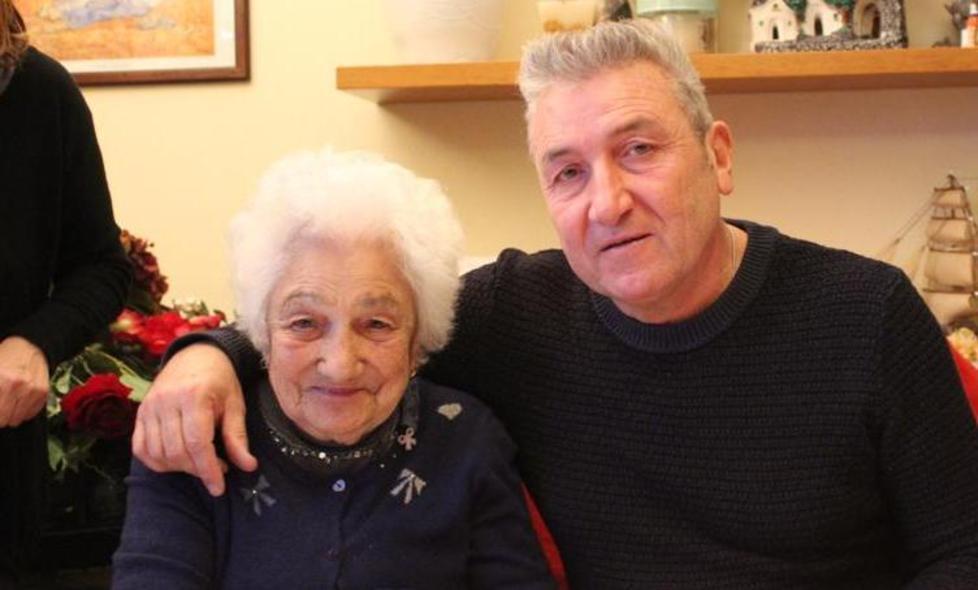 I cent’anni di nonna Delia Conti I nipoti: «Sei il nostro supereroe»