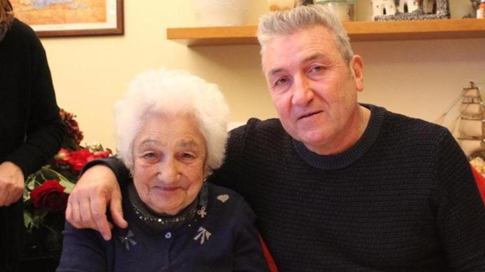 I cent’anni di nonna Delia Conti I nipoti: «Sei il nostro supereroe»