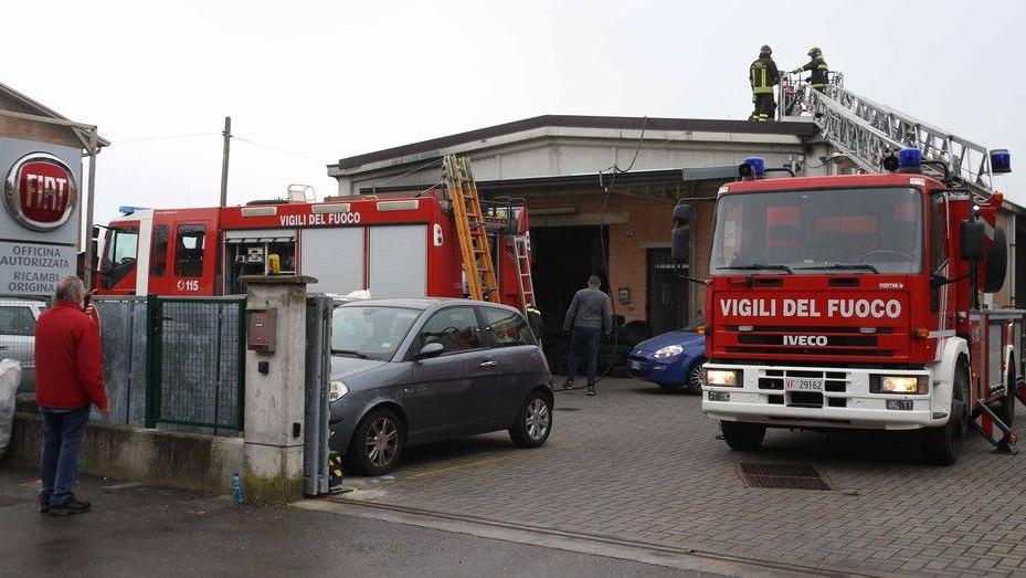 Incendio divampa nella notte e distrugge un’autofficina