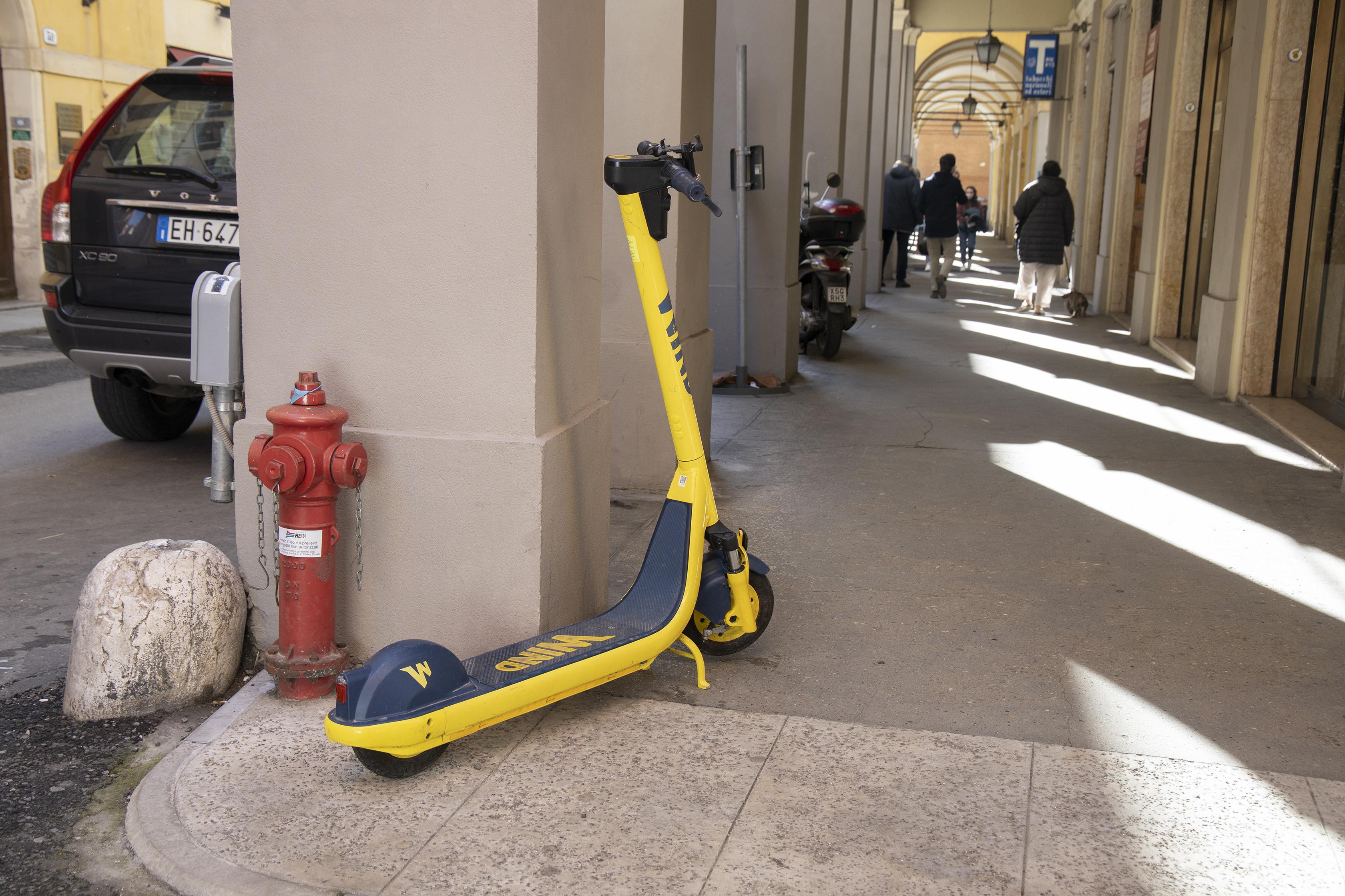 Modena Dal marciapiede ai posti per le bici Il parcheggio è ancora... selvaggio