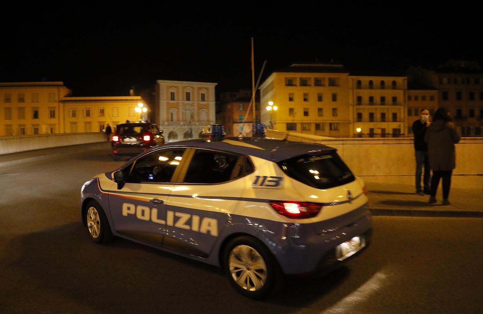 Viola il coprifuoco e guida con la patente non valida: scatta la maximulta