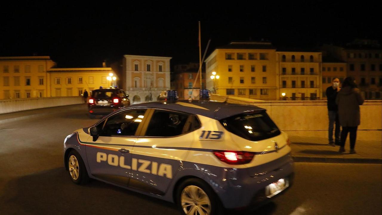 Viola il coprifuoco e guida con la patente non valida: scatta la maximulta