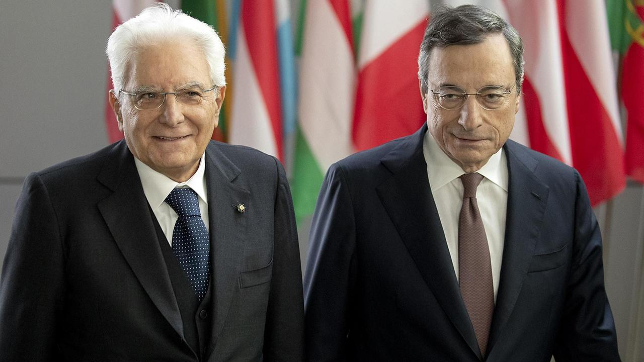 Il presidente della Repubblica, Sergio Mattarella, con il presidente del Consiglio incaricato, Mario Draghi