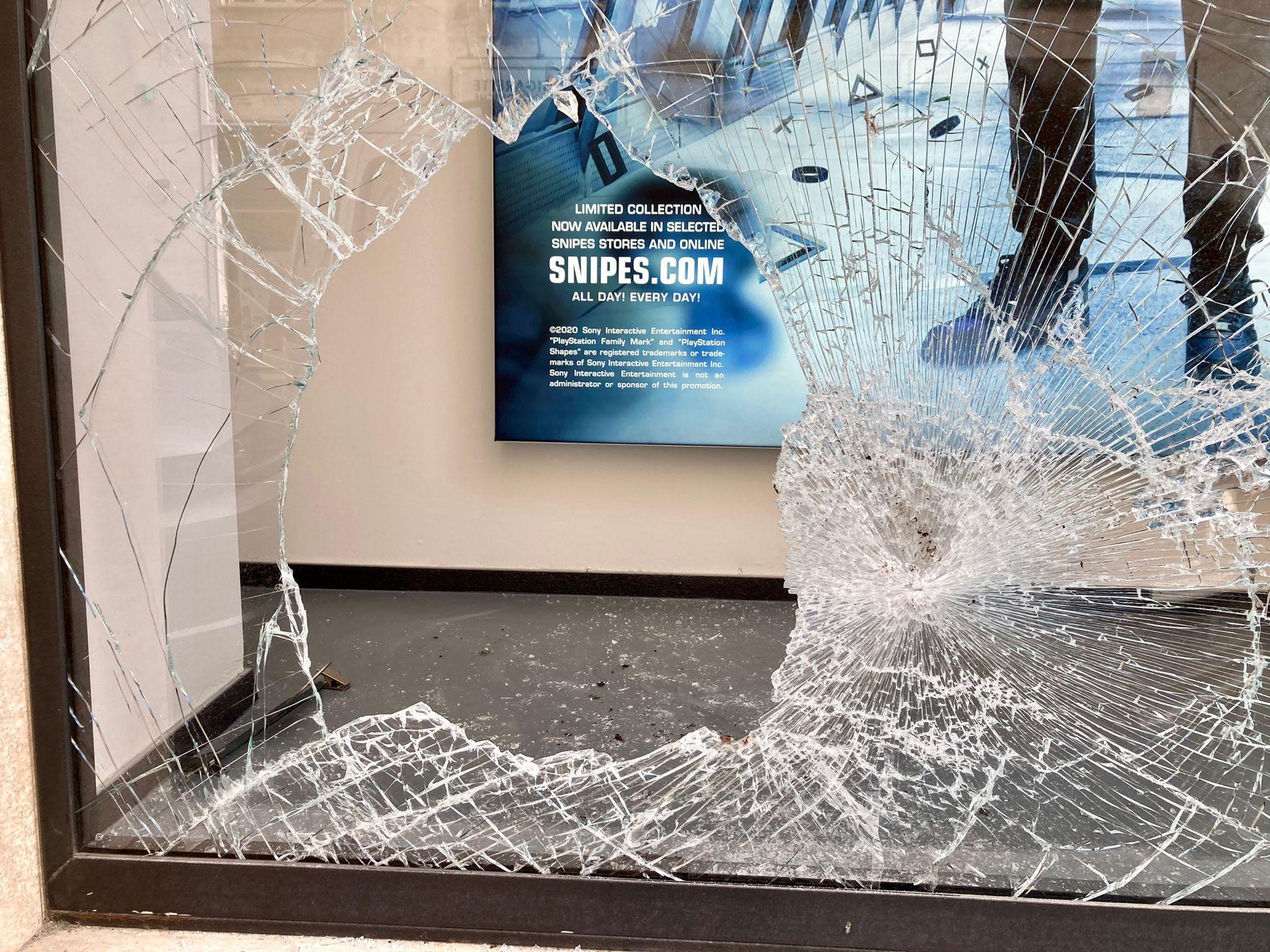 Distruggono la vetrina di Snipes rubate scarpe e vestiti Il Tirreno