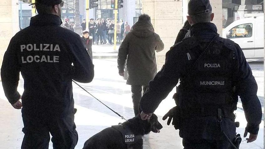 Agenti della Polizia municipale in servizio in centro a Pisa