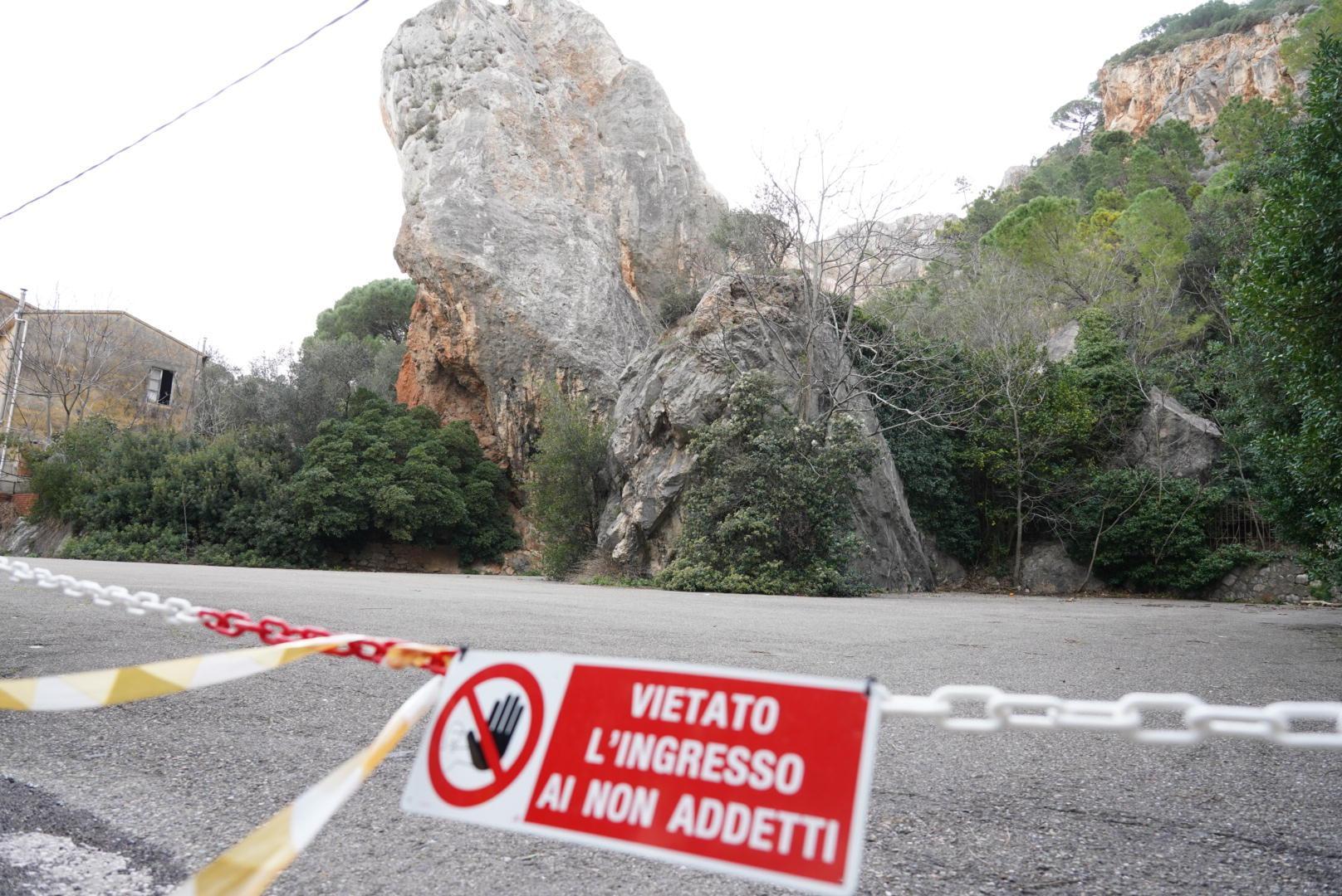 Crollano le “Nonne”: così Uliveto teme per le sue rocce simbolo - Video