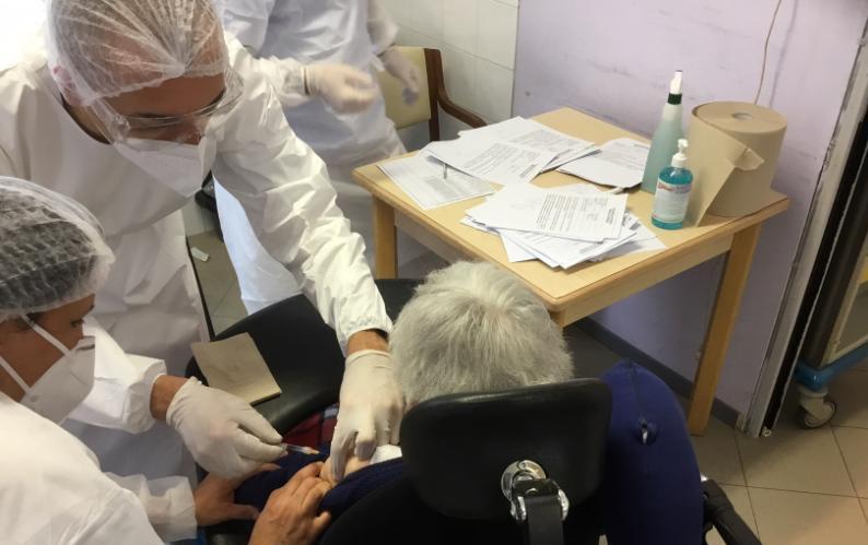 Vaccini anti-Covid agli ultraottantenni, medici di famiglia infuriati: "Nessuna indicazione" 