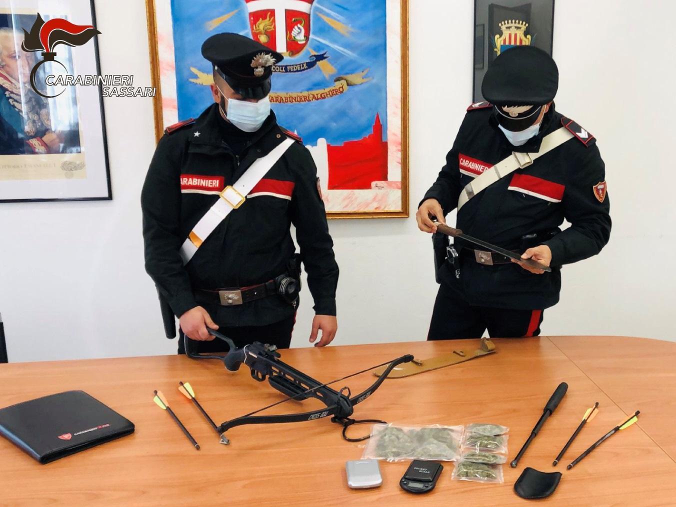 I carabinieri con l'armamentario sequestrato in casa dell'uomo arrestato le violenze alla compagna