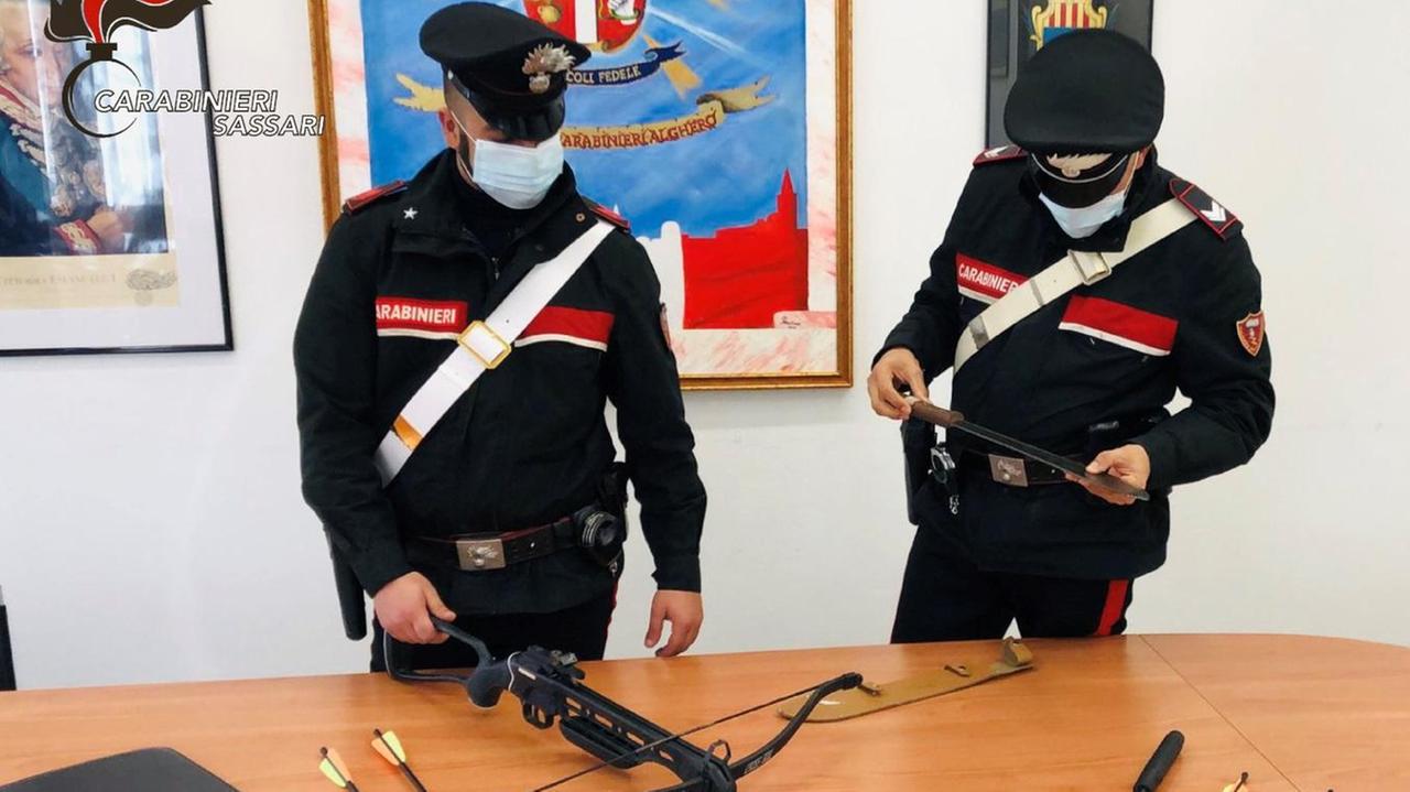 I carabinieri con l'armamentario sequestrato in casa dell'uomo arrestato le violenze alla compagna