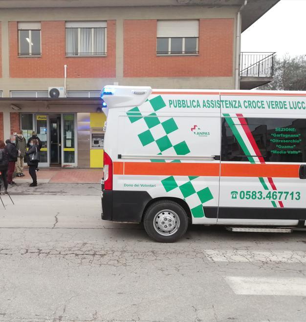 L’intervento dell’ambulanza all’ufficio postale