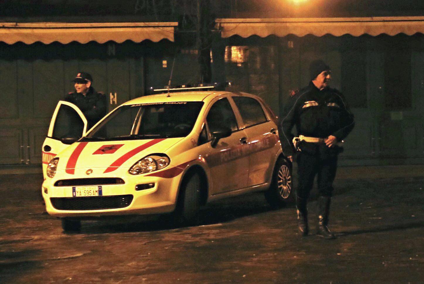 Polizia municipale in piazza Garibaldi (foto d'archivio)