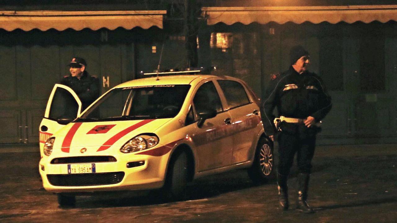 Polizia municipale in piazza Garibaldi (foto d'archivio)