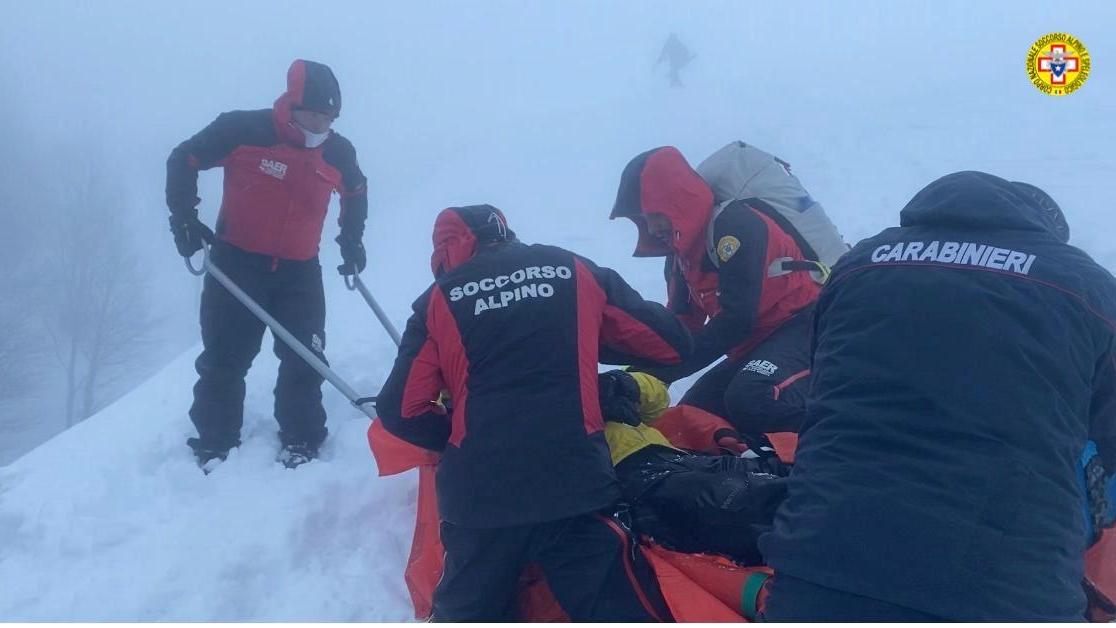 Corno alle Scale. Scialpinista modenese esce di pista e precipita per cinque metri
