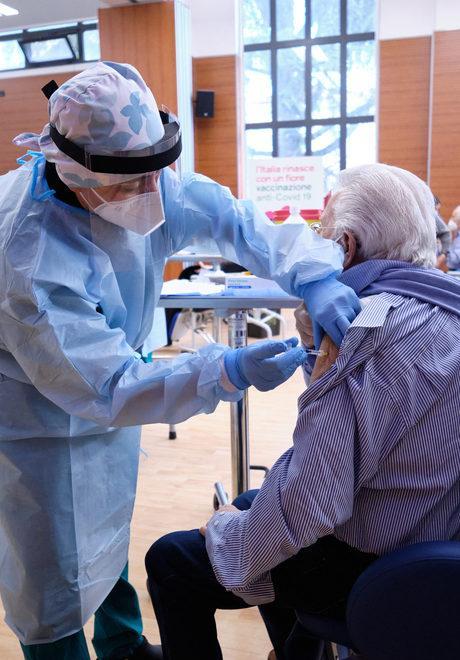 I primi vaccini agli over 80 allo Spallanzani di Roma