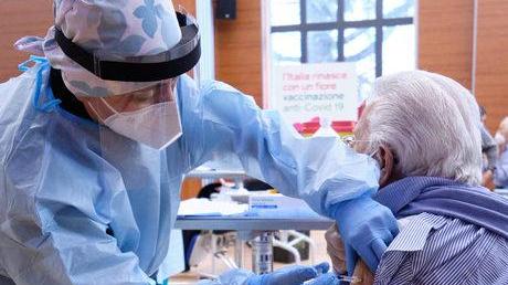I primi vaccini agli over 80 allo Spallanzani di Roma
