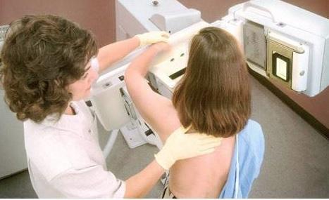 La denuncia dell’ex indossatrice: «Ho avuto il cancro ma per l’esame di controllo c’è posto solo nel 2022» 