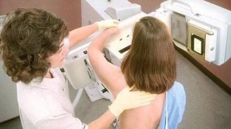 La denuncia dell’ex indossatrice: «Ho avuto il cancro ma per l’esame di controllo c’è posto solo nel 2022»