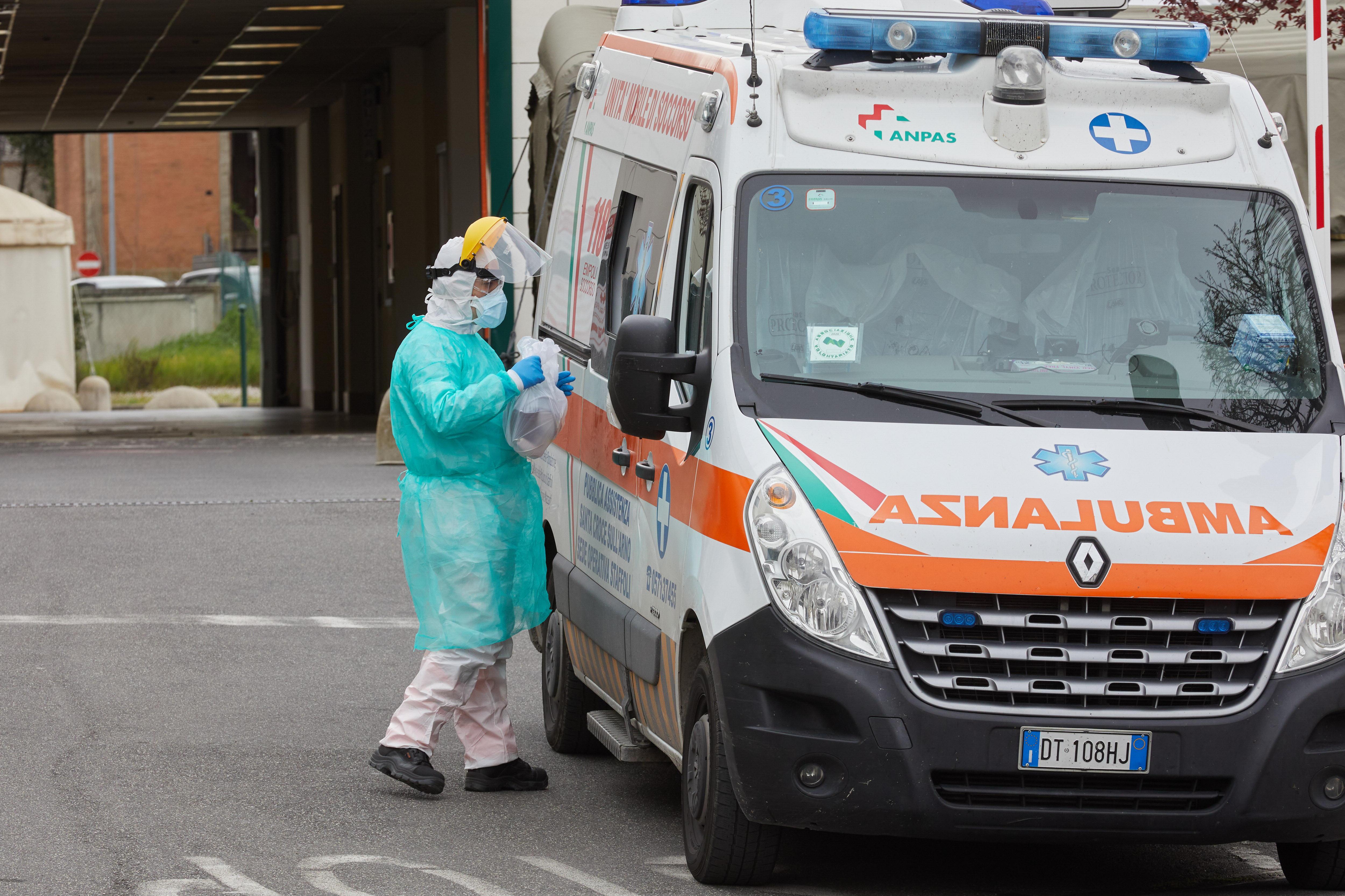 Un'ambulanza davanti al Pronto soccorso dell'ospedale di Empoli (foto Carlo Sestini)