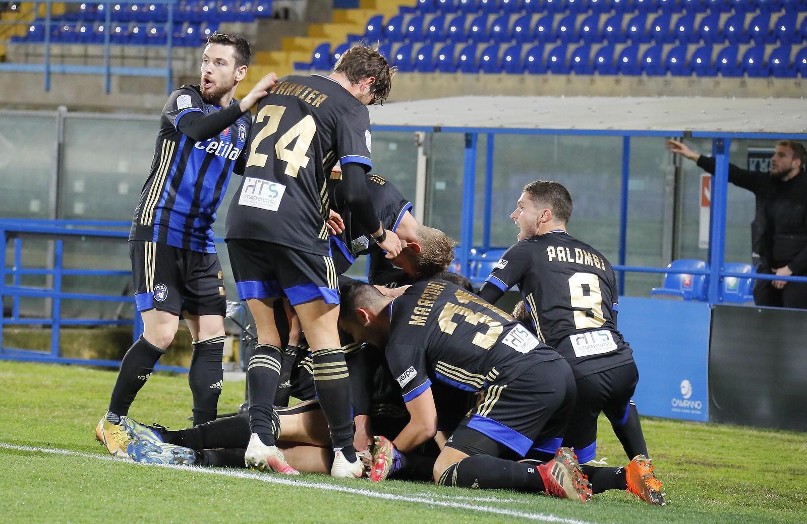 La gioia dei giocatori del Pisa dopo uno dei due gol segnati contro la Salernitana (Foto di Fabio Muzzi)