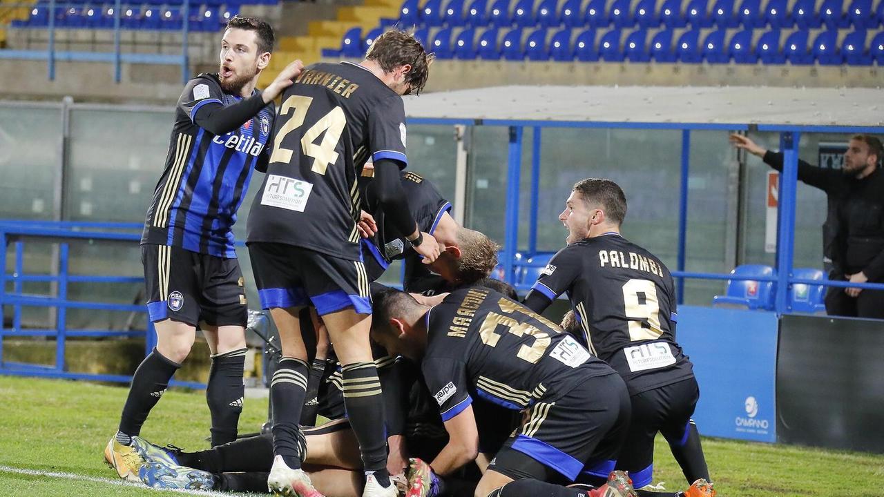 La gioia dei giocatori del Pisa dopo uno dei due gol segnati contro la Salernitana (Foto di Fabio Muzzi)
