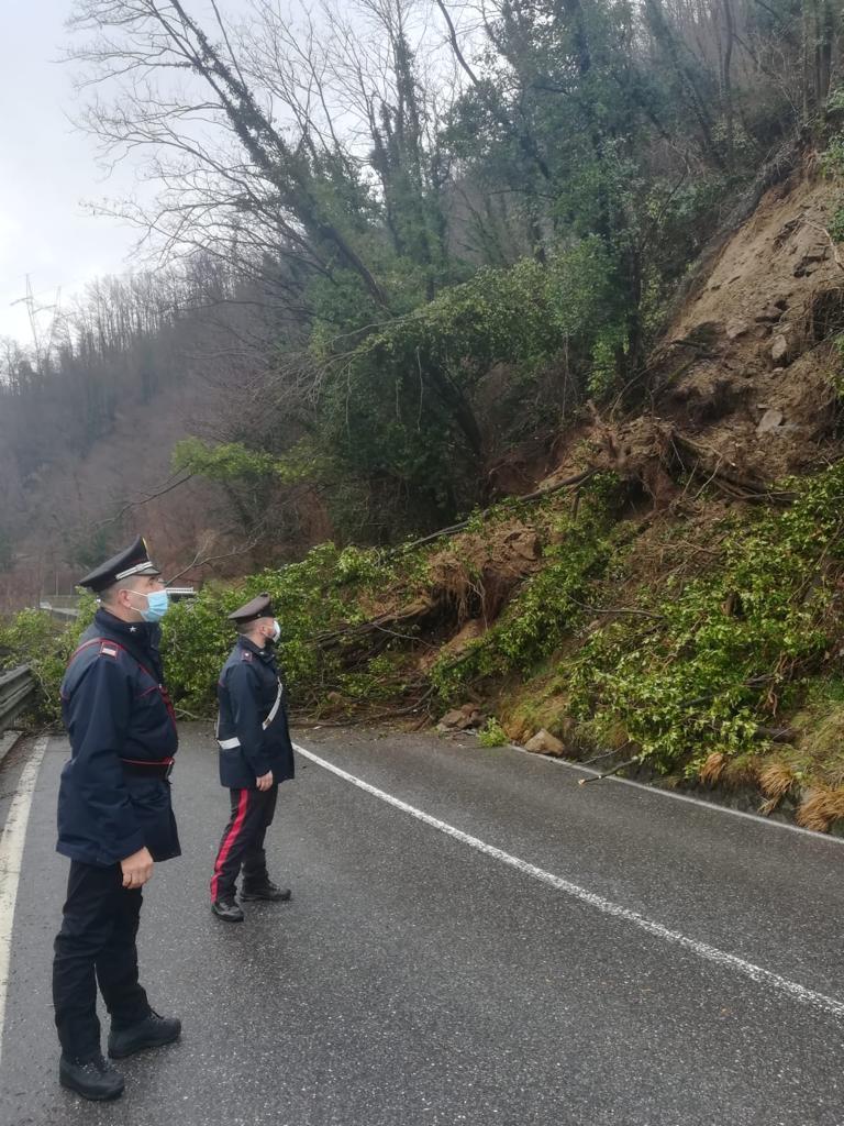 Ancora una frana sulla Statale 12, traffico a senso unico alternato - Video 