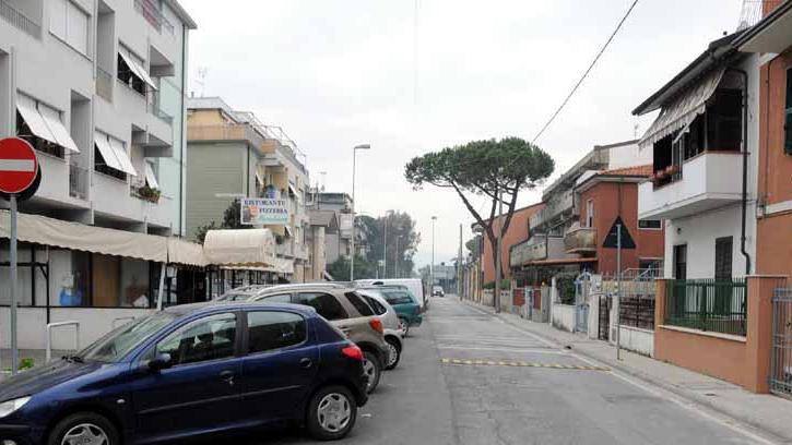 Graffi e calci alle auto in sosta in via Venezia