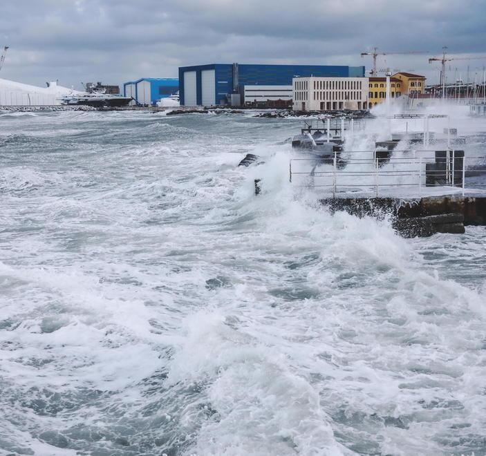 Mare mosso: chiuso viale Italia e stop alle corse per Capraia 