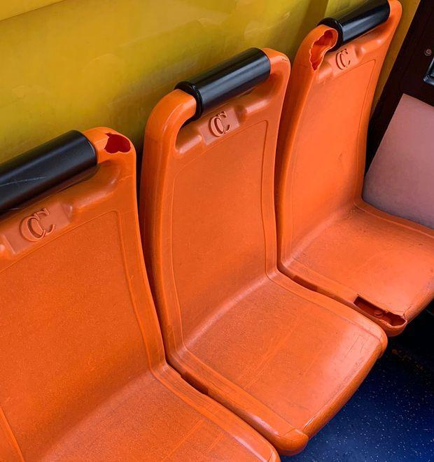 Il bus dei vandali riprende servizio tra le polemiche 