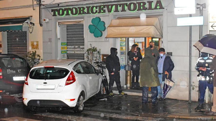 Con l’auto contro un muro dopo il malore: muore 52enne