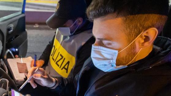 «Sistema la mascherina» E l’altro lo prende a botte