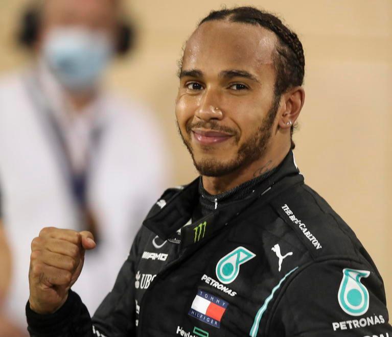 Hamilton rinnova con Mercedes, ma è solamente per una stagione 