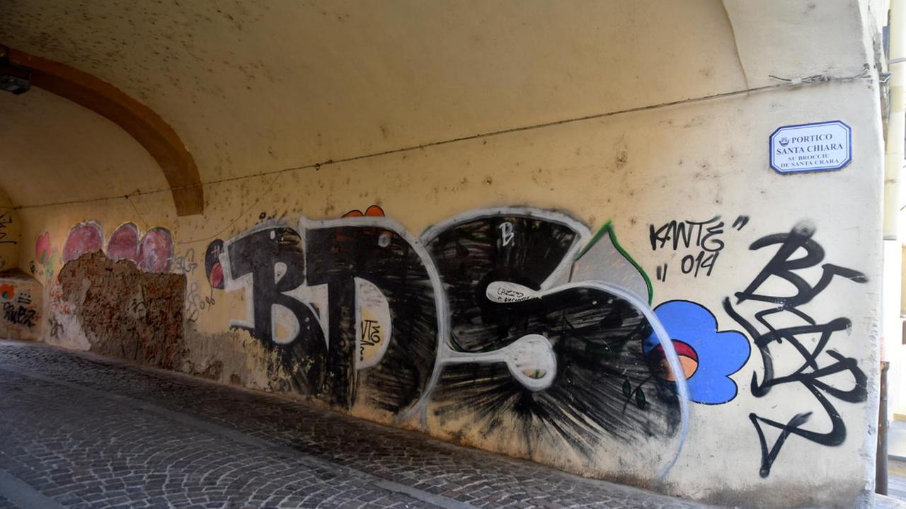 Al Portico tornano i vandali