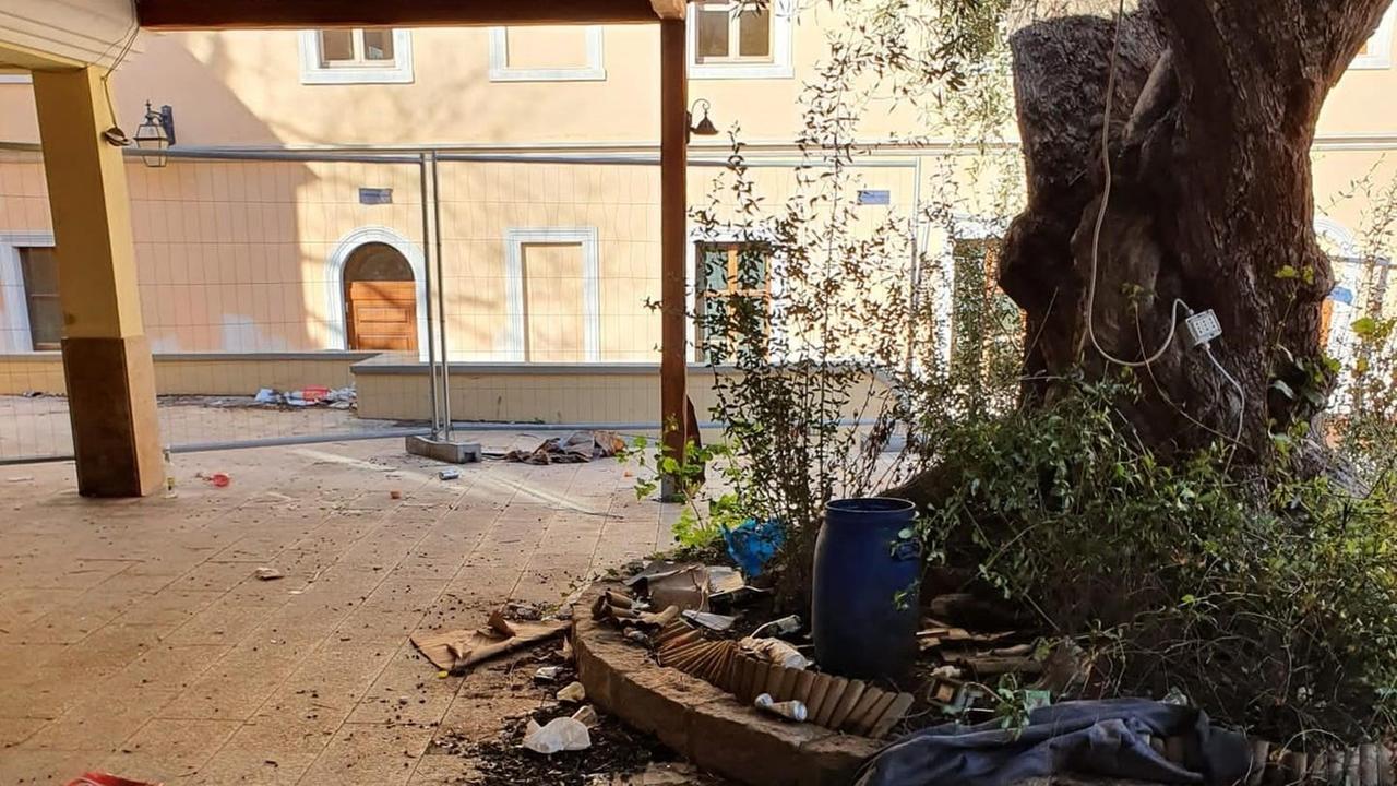 Nuovo raid dei vandali alla Corte del re