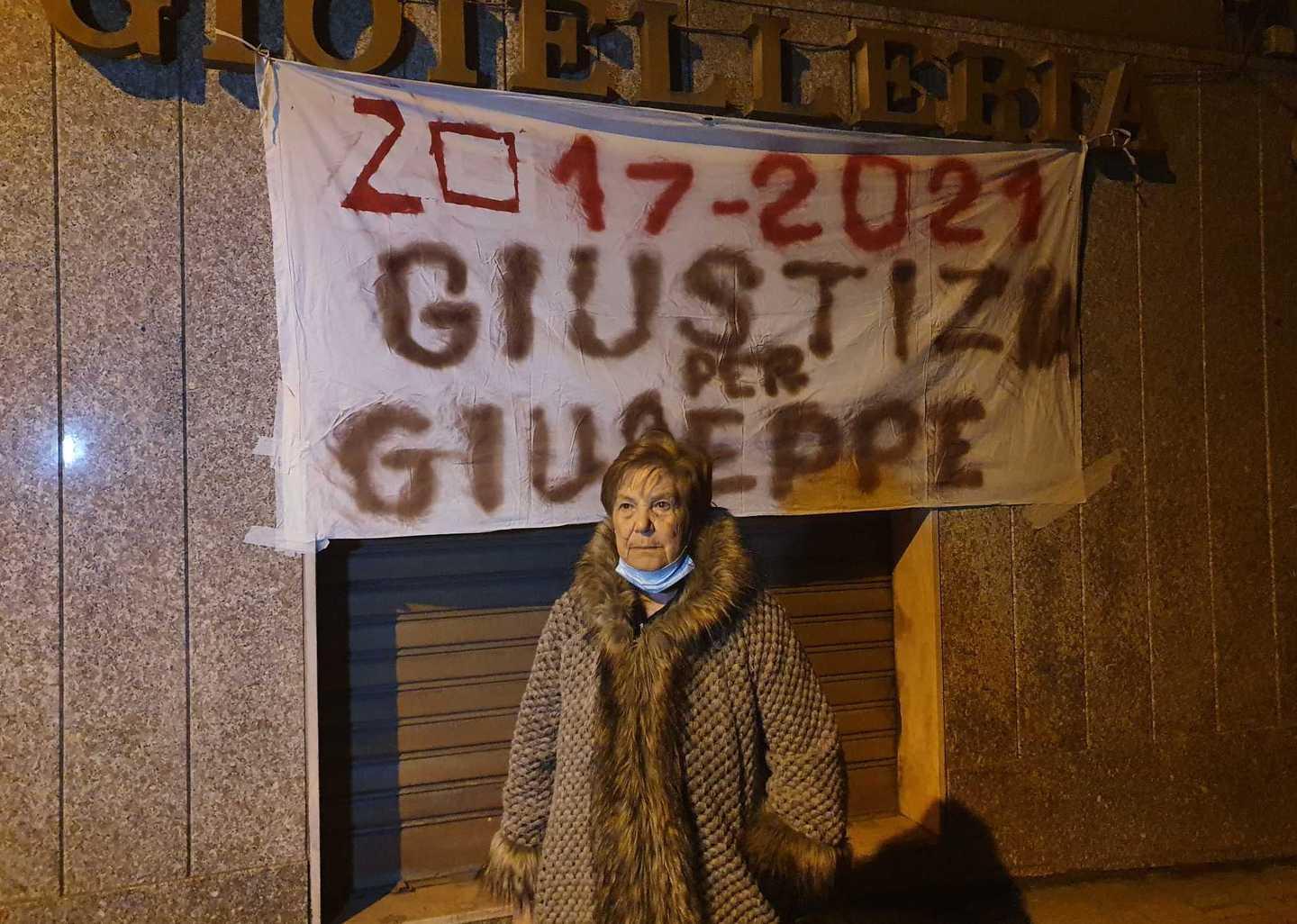 Gioielliere ucciso, incarico a un legale 