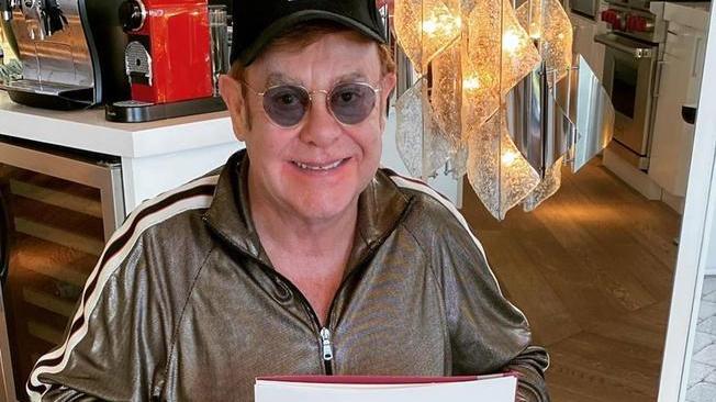 Covid: Elton John e Michael Caine in video per il vaccino